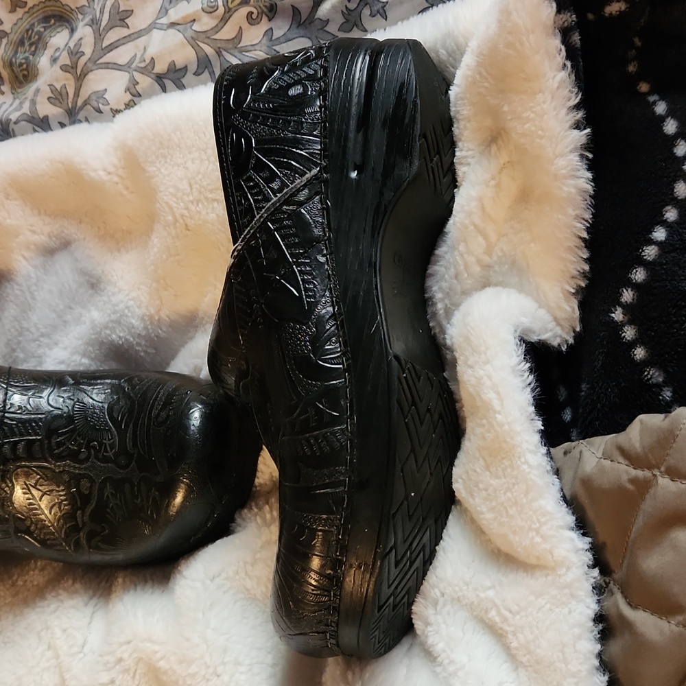 Dansko size 39 black tooled leather clogs - Picture 2 of 4